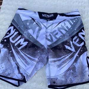 Venum MENS white/black fight shorts M 33 medium